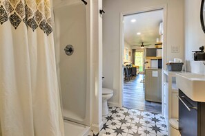 A bathroom with a shower, toilet, and a tiled floor. - Canyon Lake Retreat w/ Pool ~ 2 Mi to Lake (Canyon Lake)