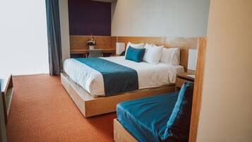 Habitación estándar, dormitorio mixto | Edredón, camas con pillow-top y caja de seguridad en la habitación