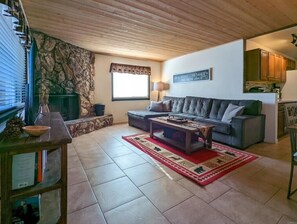Living area - ѦBig Bear Cabin, Heated Bath Floors, Rain-shower, Indoor Fireplace, Coffee Bar!! (Big Bear)