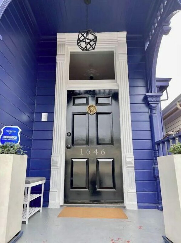 Exterior detail - 1-bedroom Victorian flat just 10 minutes drive to San Francisco Bay. Parking. (Oakland)
