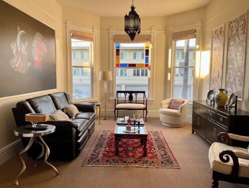 1-bedroom Victorian flat just 10 minutes drive to San Francisco Bay. Parking. 