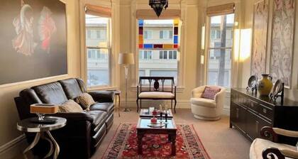 1-bedroom Victorian flat just 10 minutes drive to San Francisco Bay. Parking.
