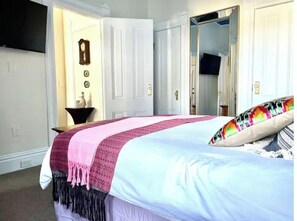 1 bedroom, desk, iron/ironing board, travel crib - 1-bedroom Victorian flat just 10 minutes drive to San Francisco Bay. Parking. (Oakland)