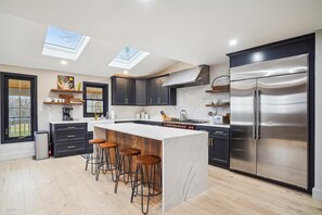 Fridge, microwave, oven, stovetop - Majestic Equestrian Estate (Dickerson)