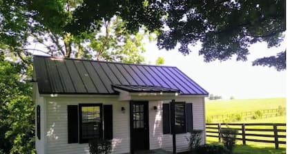 Cottage Retreat - Wine, Horses, Convenient
