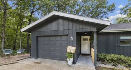 3/2 home on bike trails with access to waterfall