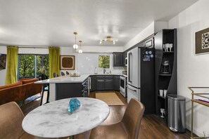 Fridge, microwave, oven, stovetop - 3/2 home on bike trails with access to waterfall (Bella Vista)