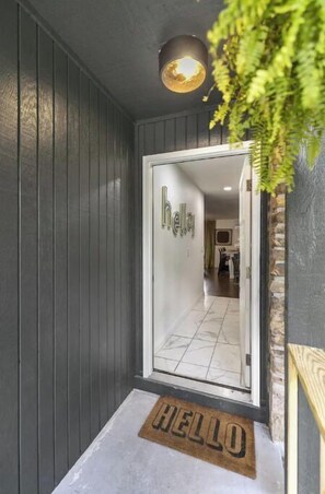 Interior - 3/2 home on bike trails with access to waterfall (Bella Vista)