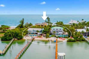 Un hôtel situé sur la côte, doté d’une piscine, d’un accès à la plage et d’une jetée.