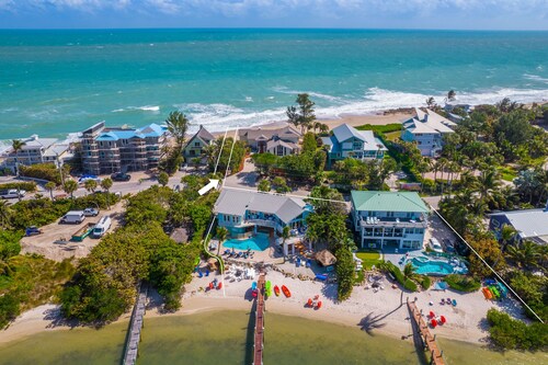 Aquarius Resort: 2 Side-by-side beach houses!  2 pools, 2 spas, 2 docks, & more!