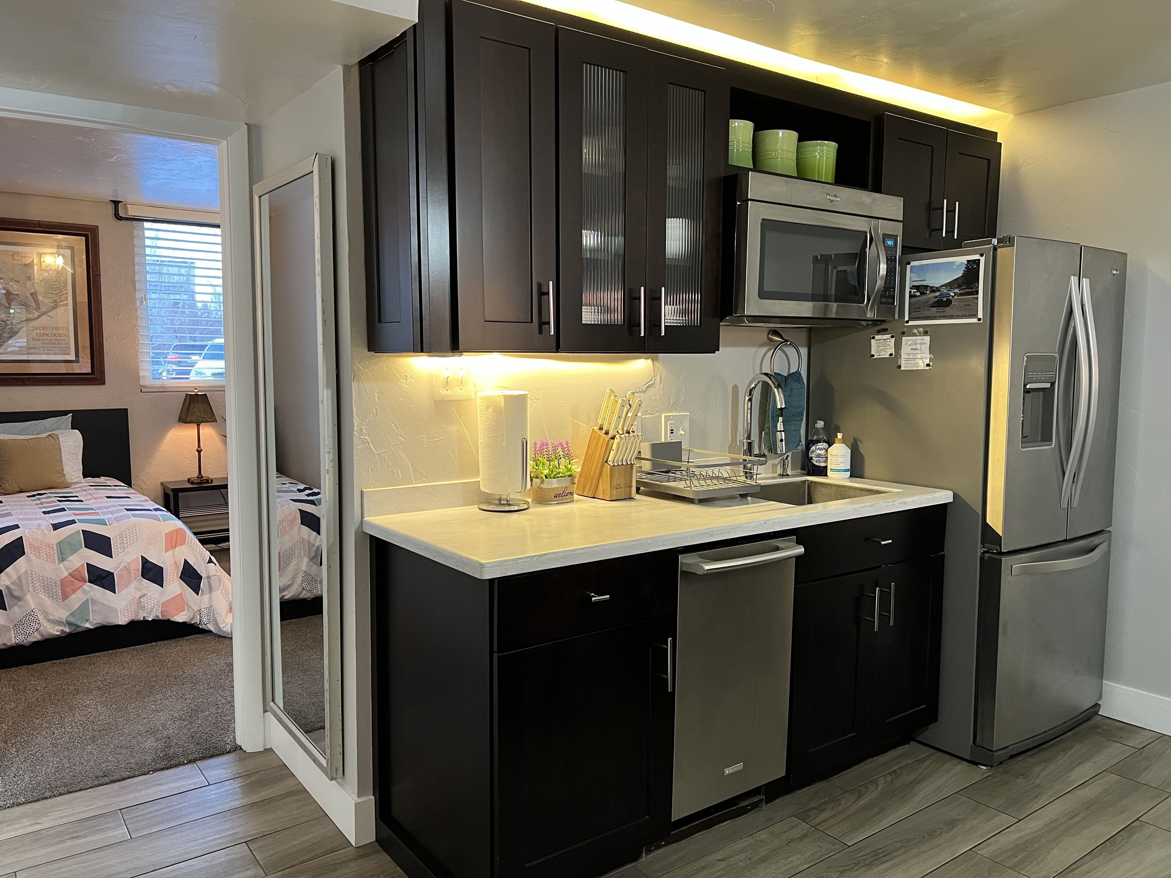 Kylskåp, mikrovågsugn, ugn och spishäll