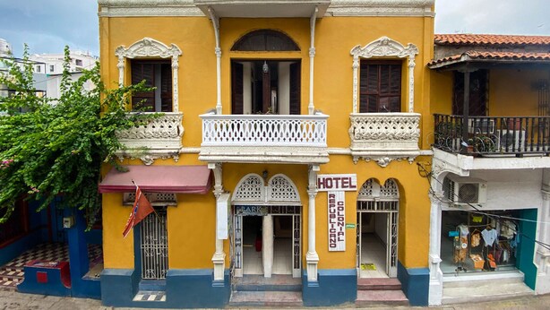 A yellow building with a sign reading "HOTEL" and "PARK". - Ayenda Republicano Colonial No 2 (Santa Marta)