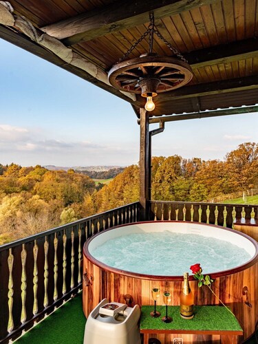 Vinogradarov San - One Bedroom Holiday Home with Hot Tube