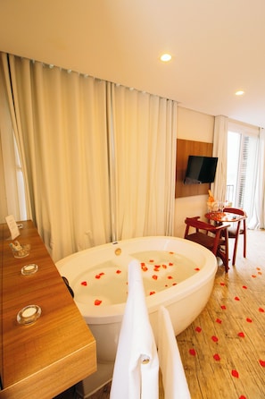 Exclusive Studio Suite, Bathtub | Hypo-allergenic bedding, minibar, in-room safe, laptop workspace