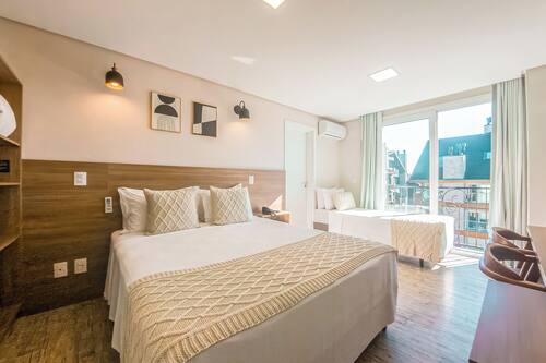 Luxo Triplo com Sacada | Roupas de cama antialérgicas, frigobar, cofres nos quartos