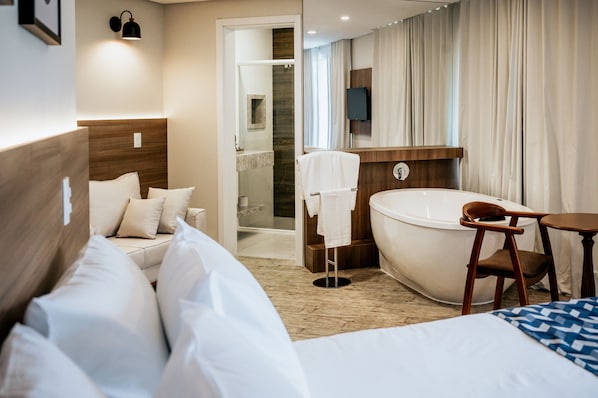 Exclusive Studio Suite, Bathtub | Hypo-allergenic bedding, minibar, in-room safe, laptop workspace - Augusta Centro Hotel (Canela)