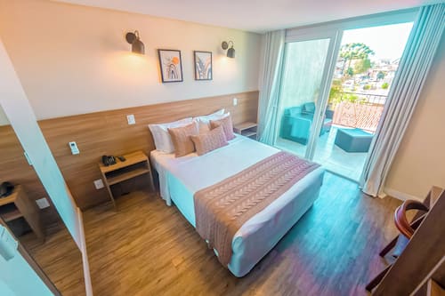 Luxo Duplo com Sacada | Roupas de cama antialérgicas, frigobar, cofres nos quartos
