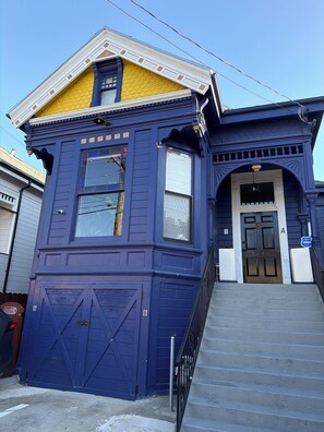 Exterior detail - Jewel-box Studio near Lake Merritt. Work station (Oakland)