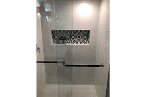 Shower, hair dryer, towels, soap - Jewel-box Studio near Lake Merritt. Work station (Oakland)