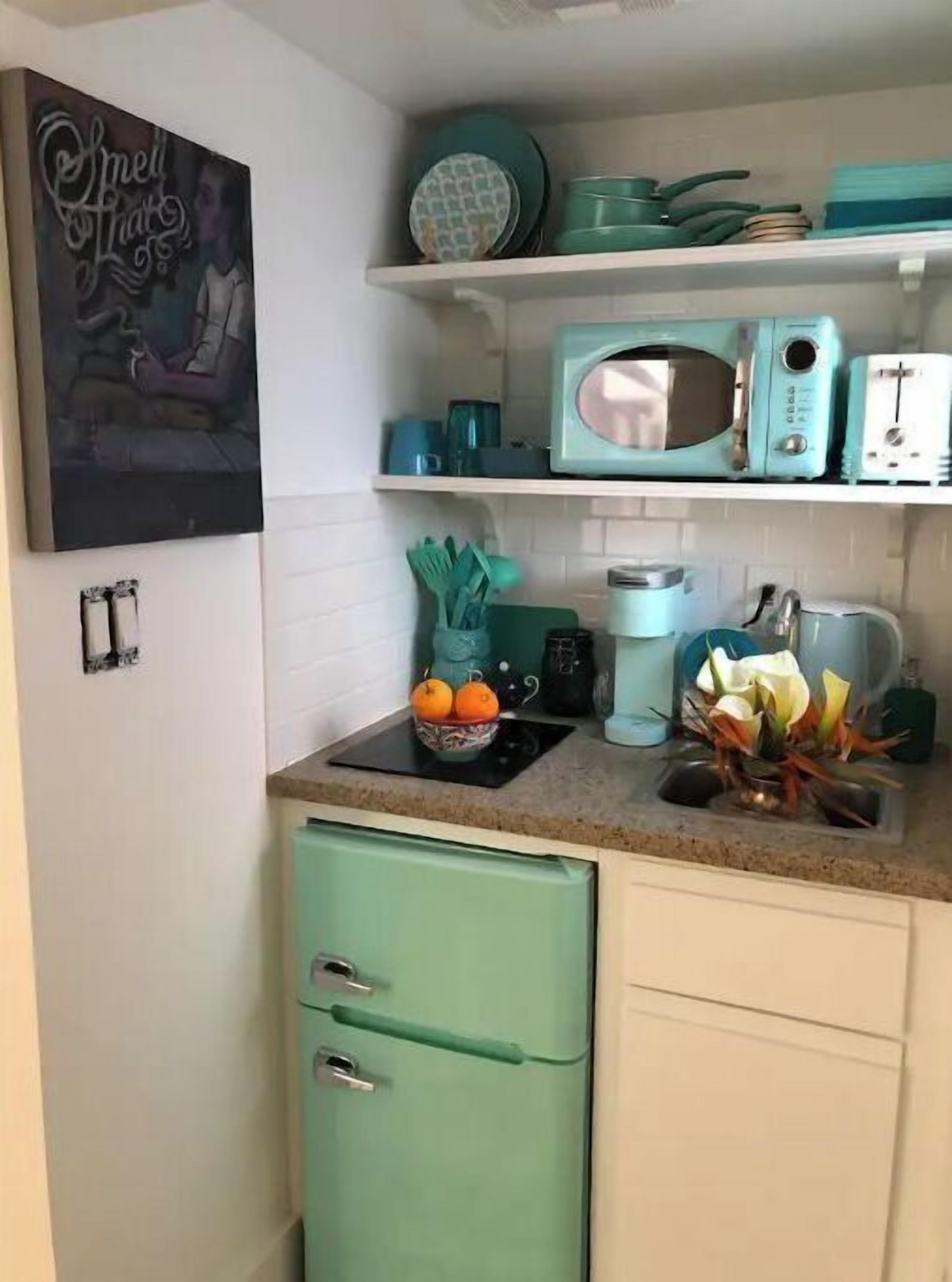 Réfrigérateur, four à micro-ondes, surface de cuisson, cafetière-théière