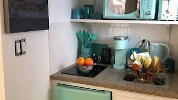 Réfrigérateur, four à micro-ondes, surface de cuisson, cafetière-théière