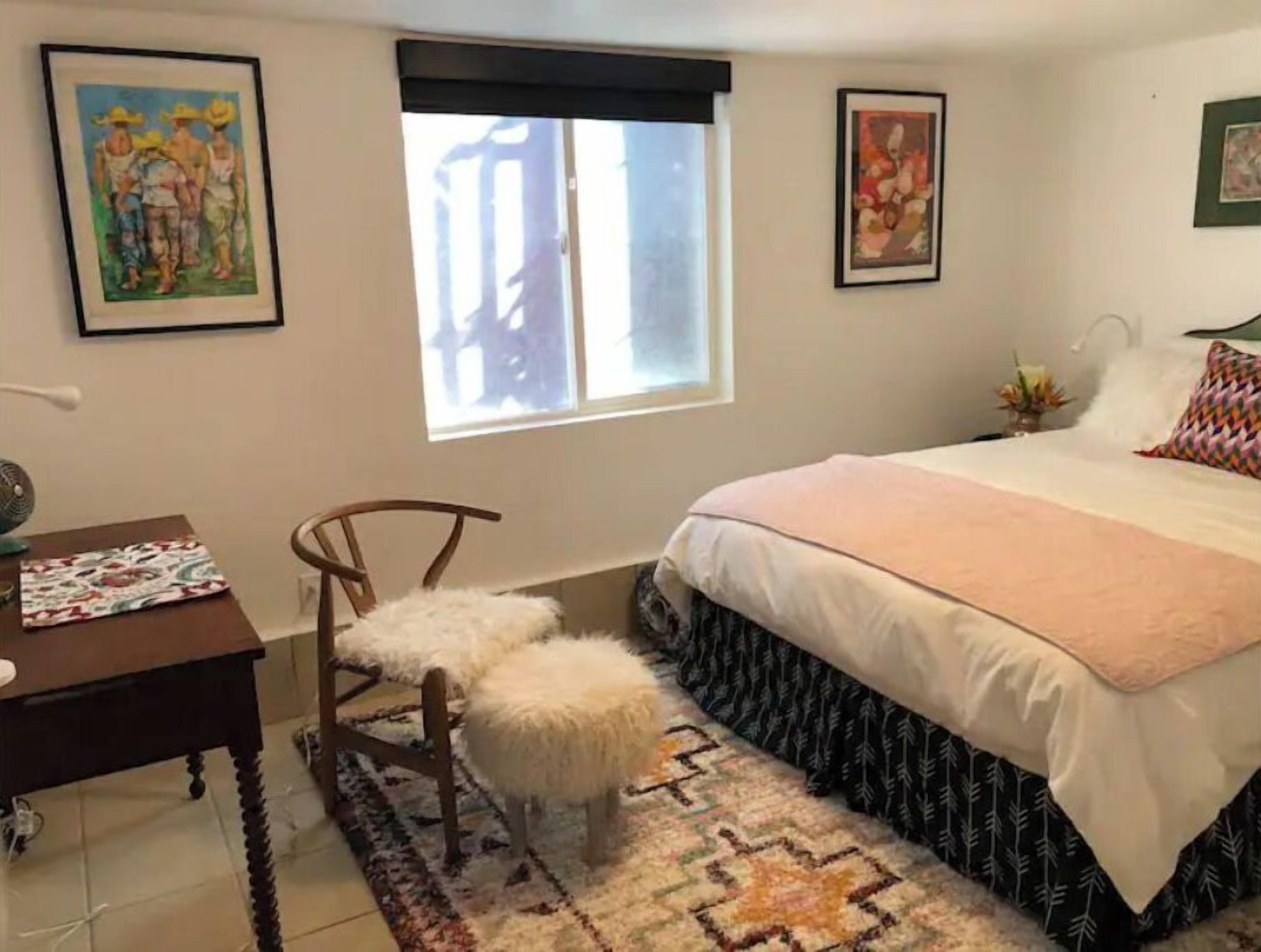 1 chambre, bureau, fer et planche à repasser, lit de bébé portatif