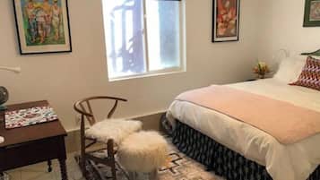 1 chambre, bureau, fer et planche à repasser, lit de bébé portatif