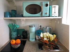 Réfrigérateur, micro-ondes, plaque de cuisson, cafetière/bouilloire