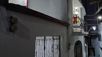 Vista frontal de la propiedad