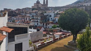Zona residencial con una iglesia destacada y una colina al fondo.