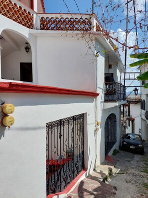 Front of property - Casa Chanito  (Taxco)