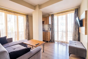 Junior Room | Living area | 32-inch LED TV with satellite channels, TV - Lavin Hotel & Suites (Istanbul)