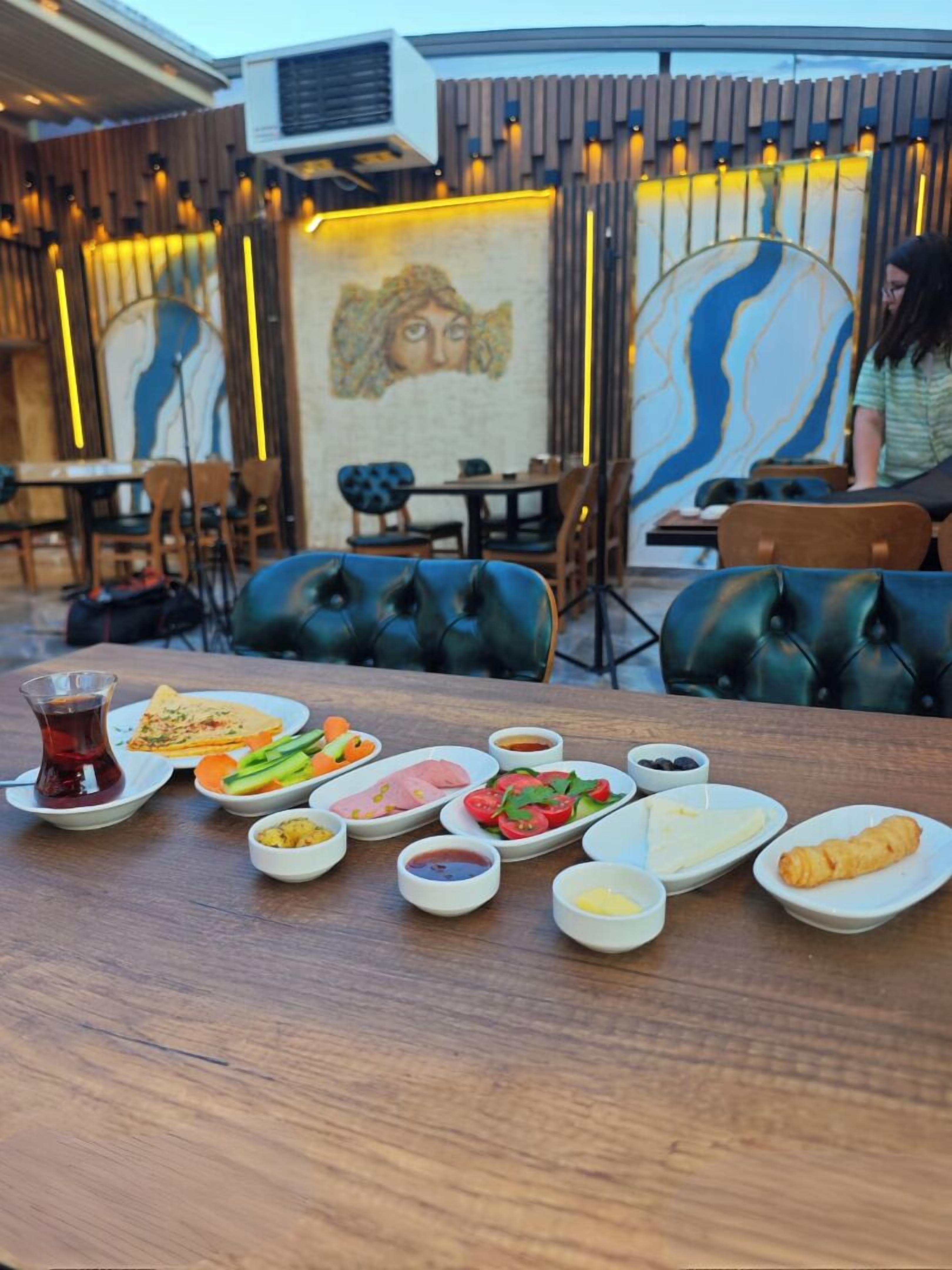 فطور من الأطباق المحلية يوميًا بتكلفة قدرها (10 EUR للشخص)