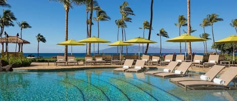 Een buitenzwembad en een verwarmd zwembad