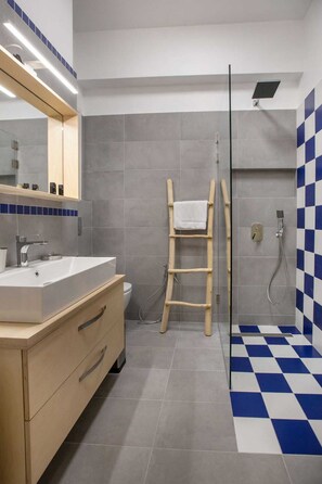 تجهيزات دش، مجففات شعر، مناشف، صابون