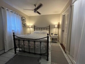 2 bedrooms, iron/ironing board, free WiFi, bed sheets - Historic Apartment in Bristol R.I. (Bristol)