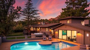 A modern house with a swimming pool, outdoor seating, and a hot tub. - 5BR/Heated Pool/Hot Tub/Fire Pit/Views/Sauna/Pets OK (Sedona)