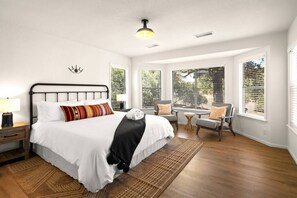 5 bedrooms, desk, iron/ironing board, travel cot