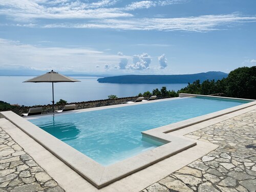 Villa Tramontana - Stone villa with pool & sea views just a few minutes' drive from the beach