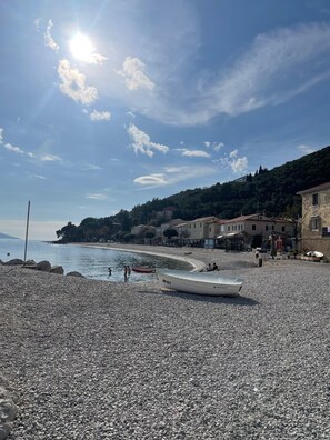 Beach nearby, sun loungers, beach towels