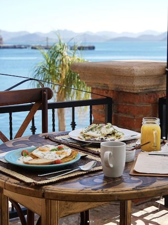 Desayuno continental incluido todos los días . Hotel Boutique Casa Aduana