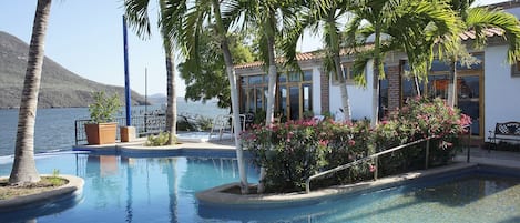 Una piscina al aire libre