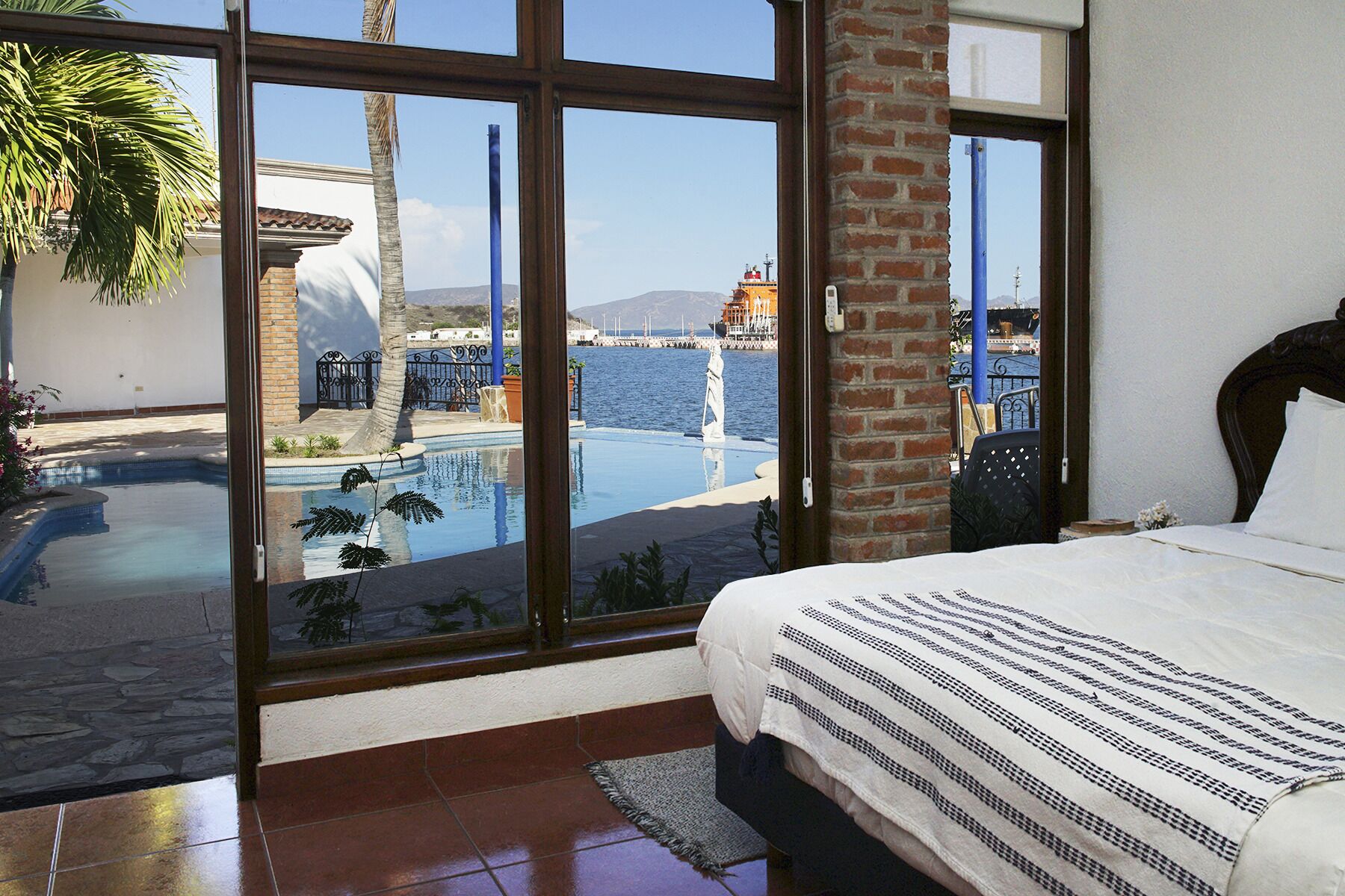 Zafiro | Edredón, camas con pillow-top y espacio para trabajar con laptop 