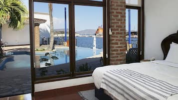 Cubrecamas, colchones con pillow-top y espacio para trabajar con laptop