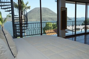 EL DON | Down comforters, pillowtop beds, laptop workspace, free WiFi