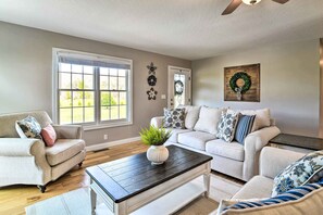 TV, fireplace, DVD player - Secluded Retreat on 2 Acres Near Dale Hollow Lake! (Burkesville)