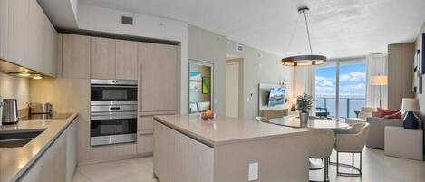 Kjøleskap, mikrobølgeovn, ovn og kokeplater