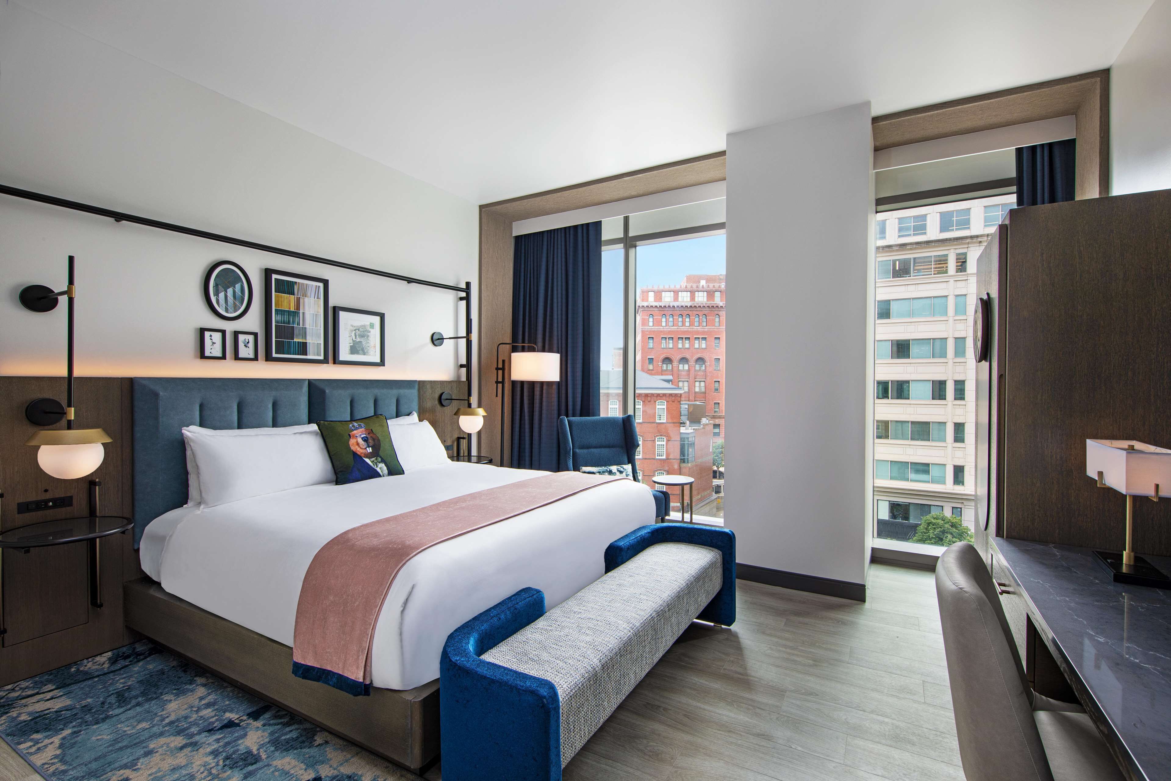 Deluxe Room, 1 King Bed, City View | Egyptian cotton sheets, premium bedding, pillowtop beds, in-room safe