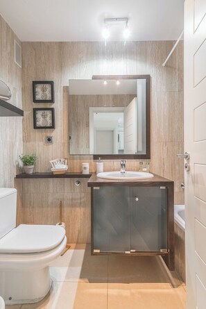 Bathtub, towels - Home2Book Urban Retreat & Shared Pool Las Palmas (Las Palmas de Gran Canaria)