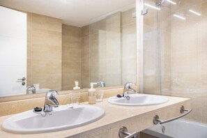 Bathtub, towels - Home2Book Sea View & Design Duplex Los Gigantes (Puerto Santiago)